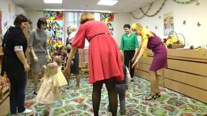 "Хоровод с мамами" (младшая группа).  Детский центр "РУЧЕЁК".