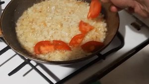 Яичница с помидорами и луком. Объедение