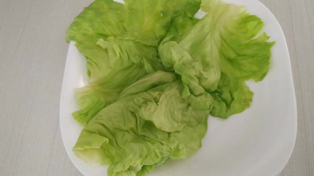 Сосиски жареные в капустных листьях
