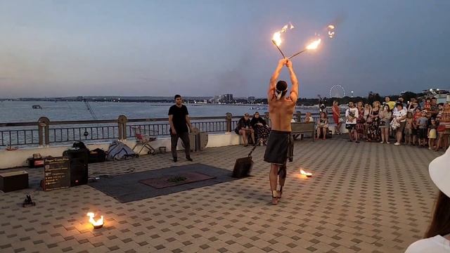 #Анапа/КАК РАЗВЛЕКАЮТ ГОСТЕЙ УЛИЧНЫЕ АРТИСТЫ/НАБЕРЕЖНАЯ ВЕЧЕРНИЕ ШОУ/05.08.2022. смотреть онлайн