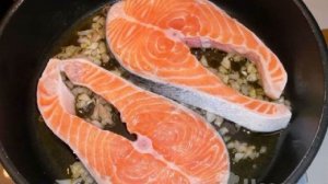 Стейк лосося на сковороде