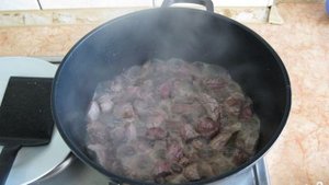 Мясо, тушенное с луком и морковью