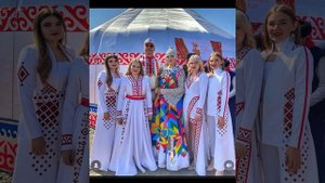Они поют - а мы танцуем.  На сцене чувашские красавицы.
