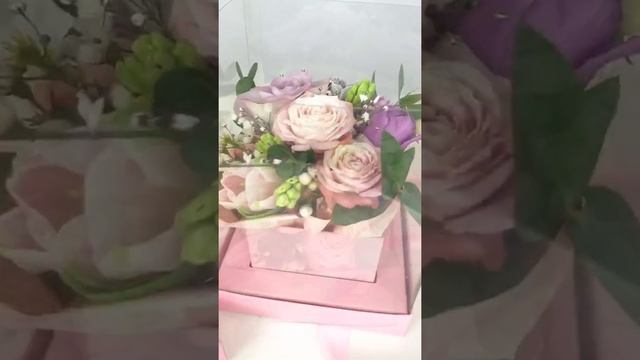 Композиция живых цветов в прозрачной коробке