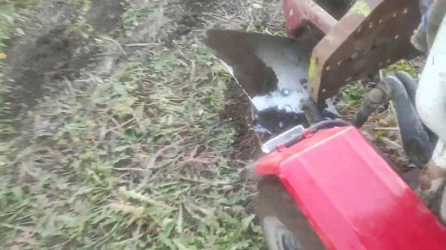 пахота самодельным минитрактором