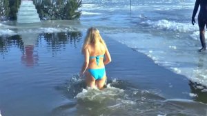 Топ ЖЕНЩИН ныряющих в ПРОРУБЬ на КРЕЩЕНИЕ 19 January women bathe in a cold ice bath