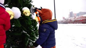 Вредный Малыш Санта Спилил Елку в Супермаркете - Bad Baby Santa Broken Christmas Tree in Supermarket