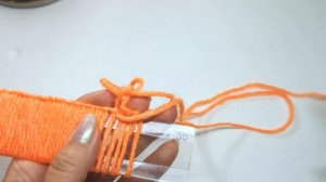 Как с помощью линейки сделать красивый цветок из пряжи для украшения вязанных изделий.  239