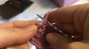 Изнаночные петли спицами левой рукой, для левшей