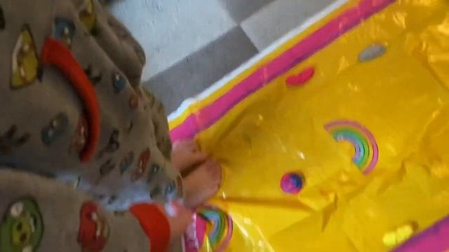 Max and Mollie review the super fun game ‘Dodge the unicorn poops!’ смотреть онлайн