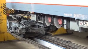 Смена колесных пар в Бресте на поезде Москва-Прага под европейскую колею.