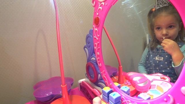 Кира Pretend Play princess превращается в Принцесс | Макияж платья Make UP | Видео для девочек смотреть онлайн