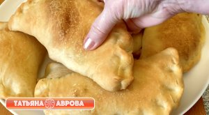 Большой пирожок или закрытая пицца с начинкой из сыра и томатов