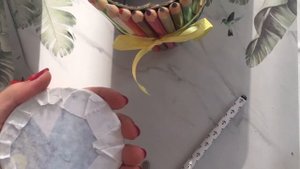 Маленький букет из конфет в вазе из карандашей