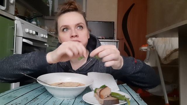 МУКБАНГ| Гороховый суп с копченостями | Людей нет, а запах есть ☹Что это ? смотреть онлайн