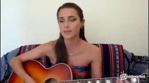 Девушка играет на гитаре и поет песню Шакиры