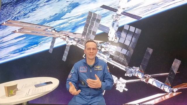 Разговор о космосе с летчиком-космонавтом Сергеем Рязанским смотреть онлайн