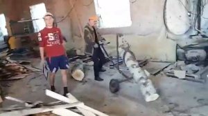 Перевозка бревен одной рукой