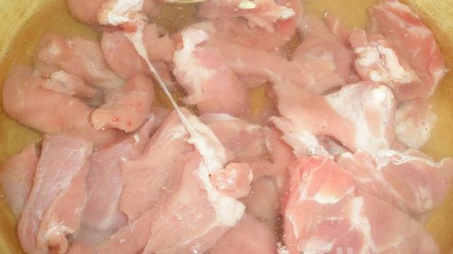 Свинина тушеная в сметанно-луковом соусе