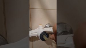 пластиковый смеситель , не откручивается гайка. расскажу как её открутить .