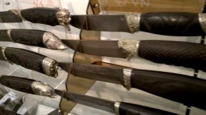 резьба на рукояти кованных ножей красива. forged knives