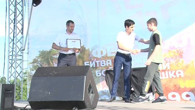 В Армавире в День молодежи 13 активистов получили по 30 тыс рублей смотреть онлайн