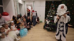 В детском садике Green Gate Дед Мороз поет новогодние частушки :)