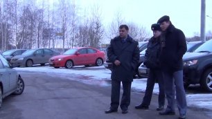 Автомобиль Алексея Артемьева ударили топорами