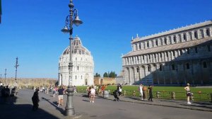 Звон колоколов на Пизанской башне в полдень. Пиза, Италия.