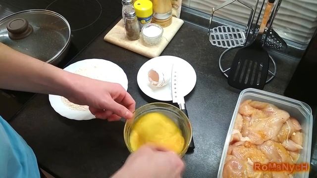 Отбивные из куриного филе. Куриные отбивные и голодный мужчина. смотреть онлайн