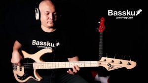 Peavey Milestone 4 Strings Bass Demo Fingerstyle