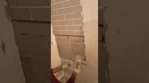 рисуем кирпич с трафаретом к стене!!!