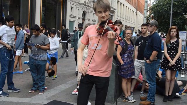 Cute Guy Plays Electric Violin in London смотреть онлайн