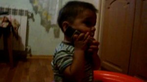 Ребенок 1,5 года говорит по телефону
