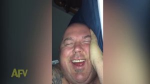 Смеется во сне.