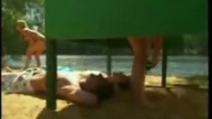 подглядывают за девочками !!!