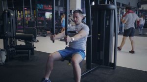 Сведение рук в блочном тренажере