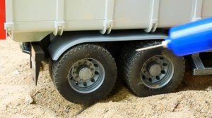 Машинка Мусоровоз везет мусор на свалку. Развивающие видео для детей - Машины помощники