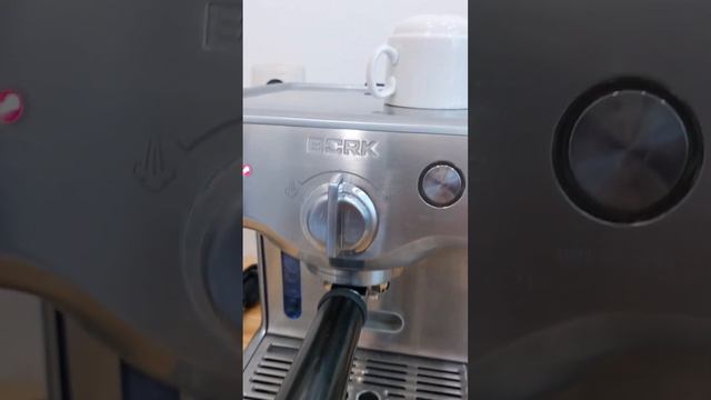 BORK CM EMN 9922 BK рожковая кофеварка, демонстрация работоспособности. смотреть онлайн