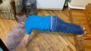 Как научить ребенка отжиматься