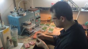 Работа инжектора воска и модифицированного автозажима