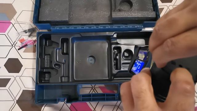 Battery change bosch GLL-3-80 laser level смотреть онлайн