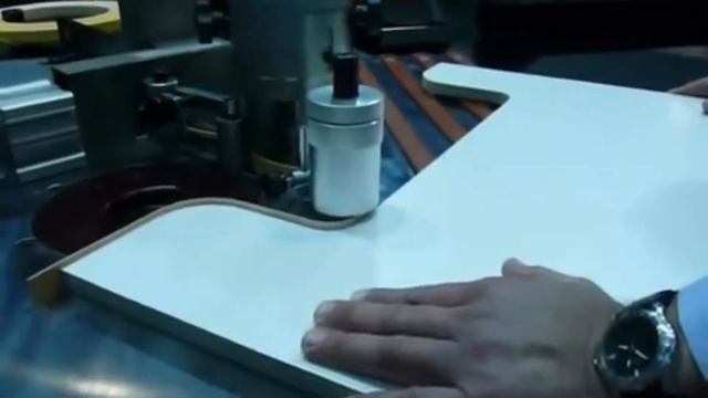 Как работает Криволинейный кромкооблицовочный станок MF50S 2 смотреть онлайн