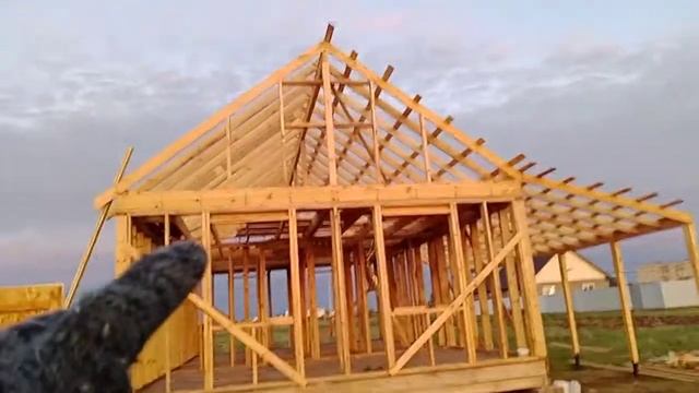 закончил делать стойки для зашивки фронтонов, убрал временные укосины со столбов смотреть онлайн