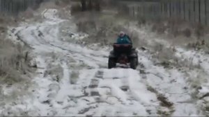 Гоняю на Механике по гололёду и грязи