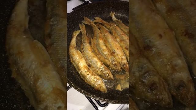 Домашняя коптильня| жарим Корюшку на сковороде часть 2 смотреть онлайн