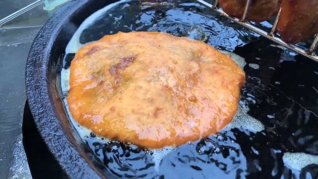 贵阳油榨街早市 人间烟火气十足 多种多样的贵州美食琳琅满目 热闹街市上人潮涌动 糍粑辣椒炒的贵州辣子鸡鲜香热辣 老式小吃糖麻圆甜蜜可口 贵州杀猪菜香气扑鼻 现炸现拌的炸薯片香脆诱人 4K Marke