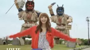 Китайская реклама жвачки девушка на батарейках 007