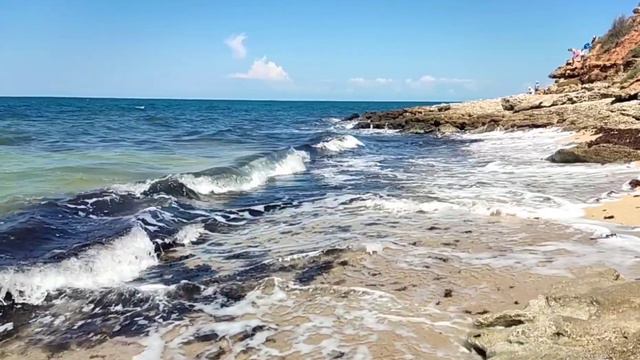 красивые брызги моря и красивые волны со скалами и красивыми пейзажами ❤️