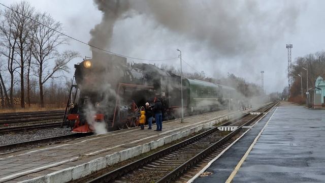 готов к отправлению всем видом показываю, паровоз Л-2198 на станции Осташков смотреть онлайн